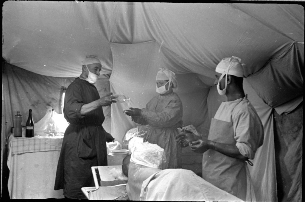 Проведение операции раненному в медико-санитарном батальоне, развернутом в палатке